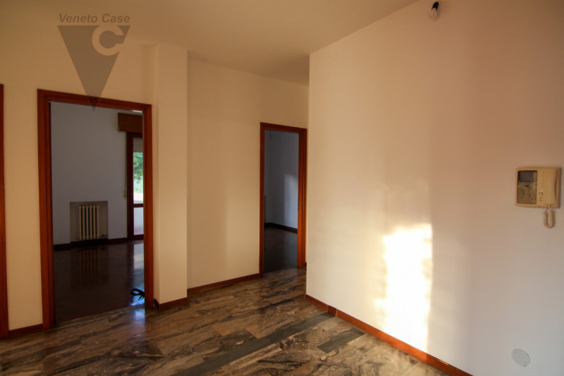 Proponiamo in vendita appartamento posto al primo di una palazzina composta da solo 8 unità. L’im...