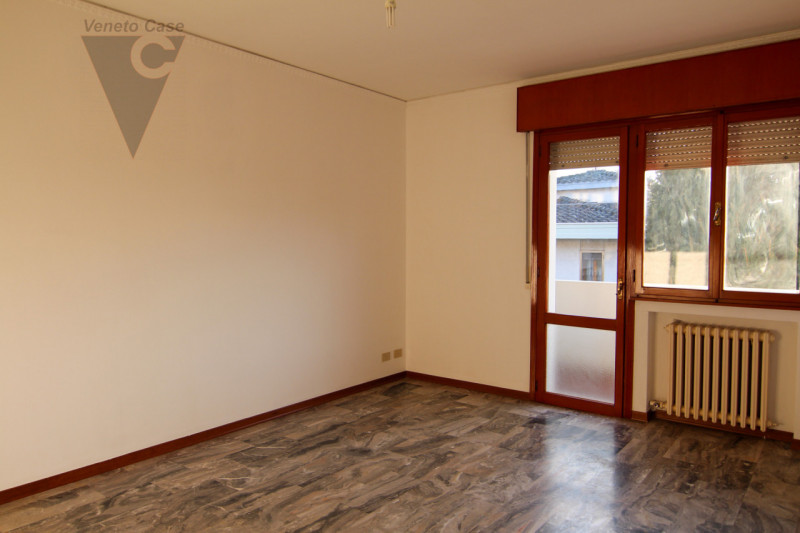 Proponiamo in vendita appartamento posto al primo di una palazzina composta da solo 8 unità. L’im...