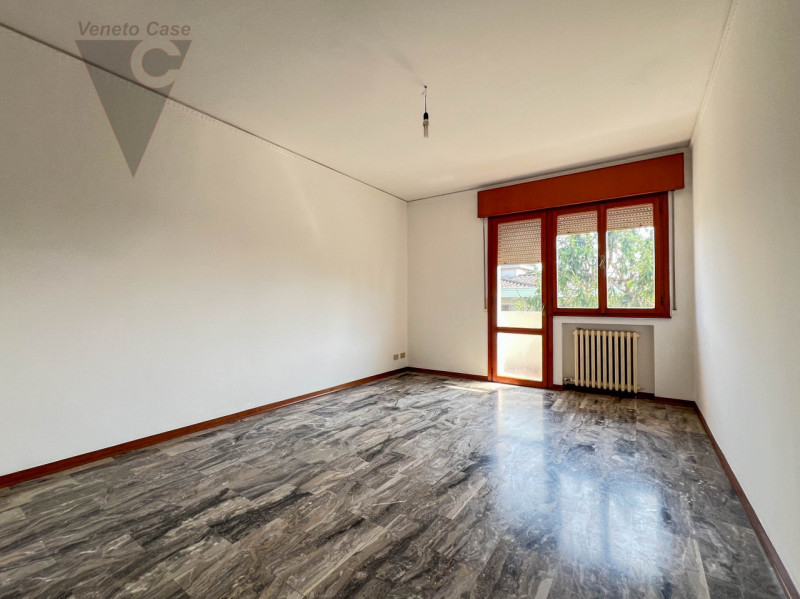 Proponiamo in vendita appartamento posto al primo di una palazzina composta da solo 8 unità. L’im...