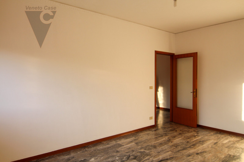 Proponiamo in vendita appartamento posto al primo di una palazzina composta da solo 8 unità. L’im...