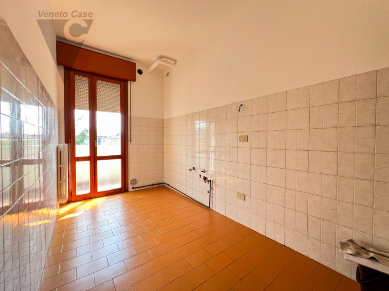 Proponiamo in vendita appartamento posto al primo di una palazzina composta da solo 8 unità. L’im...