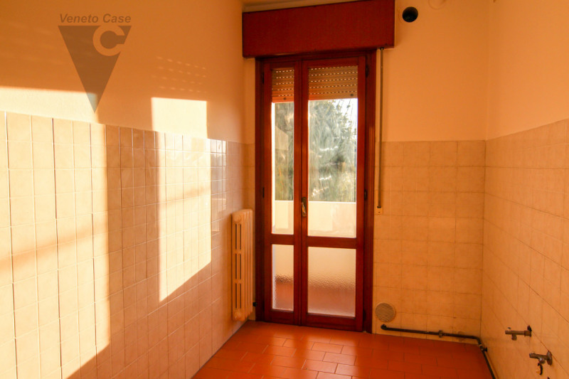 Proponiamo in vendita appartamento posto al primo di una palazzina composta da solo 8 unità. L’im...