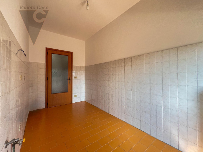 Proponiamo in vendita appartamento posto al primo di una palazzina composta da solo 8 unità. L’im...