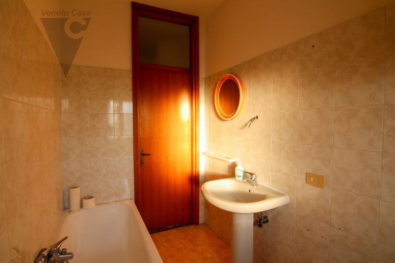 Proponiamo in vendita appartamento posto al primo di una palazzina composta da solo 8 unità. L’im...