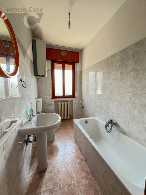 Proponiamo in vendita appartamento posto al primo di una palazzina composta da solo 8 unità. L’im...