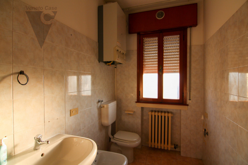 Proponiamo in vendita appartamento posto al primo di una palazzina composta da solo 8 unità. L’im...