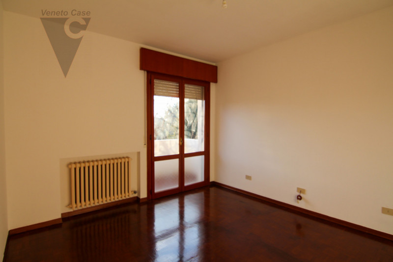 Proponiamo in vendita appartamento posto al primo di una palazzina composta da solo 8 unità. L’im...