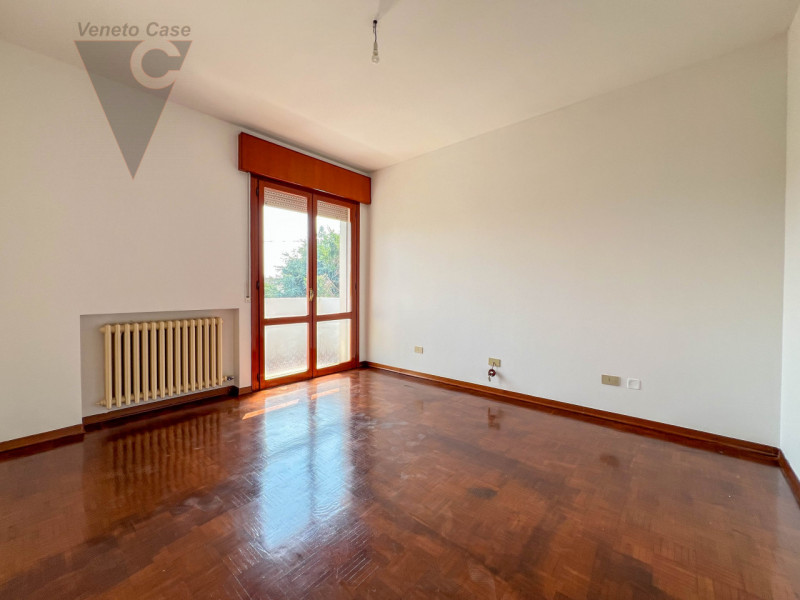 Proponiamo in vendita appartamento posto al primo di una palazzina composta da solo 8 unità. L’im...