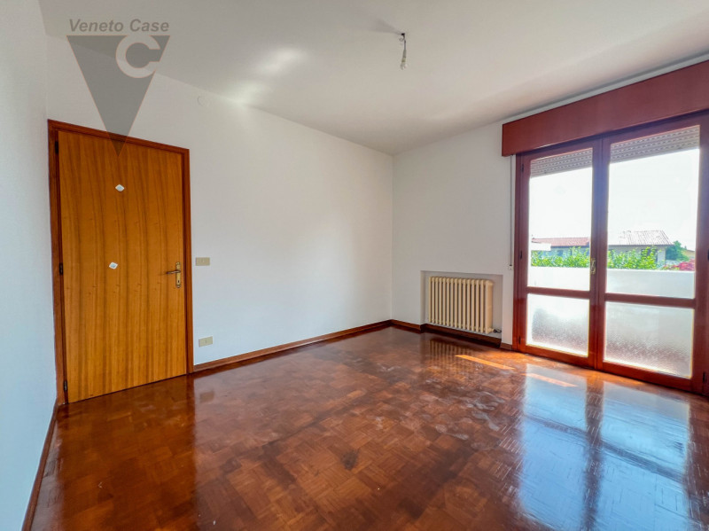 Proponiamo in vendita appartamento posto al primo di una palazzina composta da solo 8 unità. L’im...