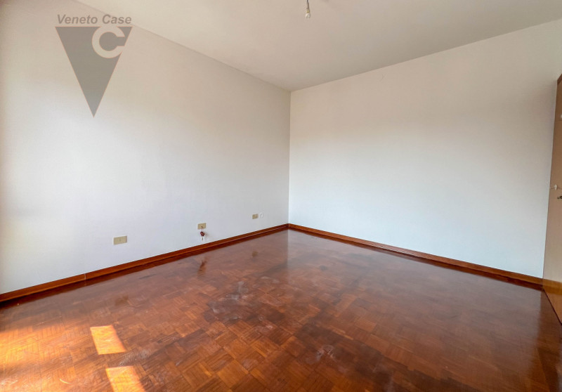 Proponiamo in vendita appartamento posto al primo di una palazzina composta da solo 8 unità. L’im...