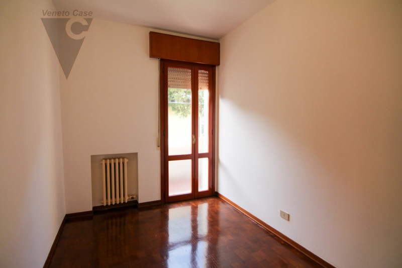 Proponiamo in vendita appartamento posto al primo di una palazzina composta da solo 8 unità. L’im...