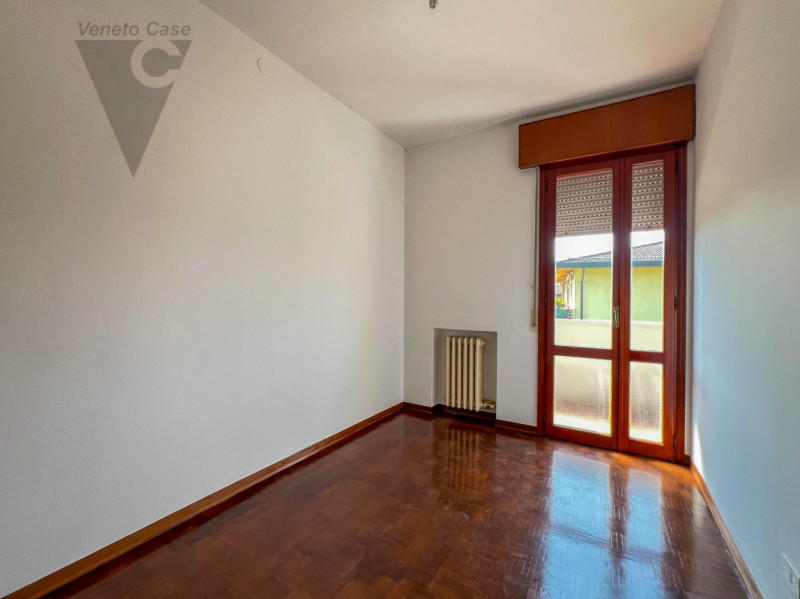 Proponiamo in vendita appartamento posto al primo di una palazzina composta da solo 8 unità. L’im...