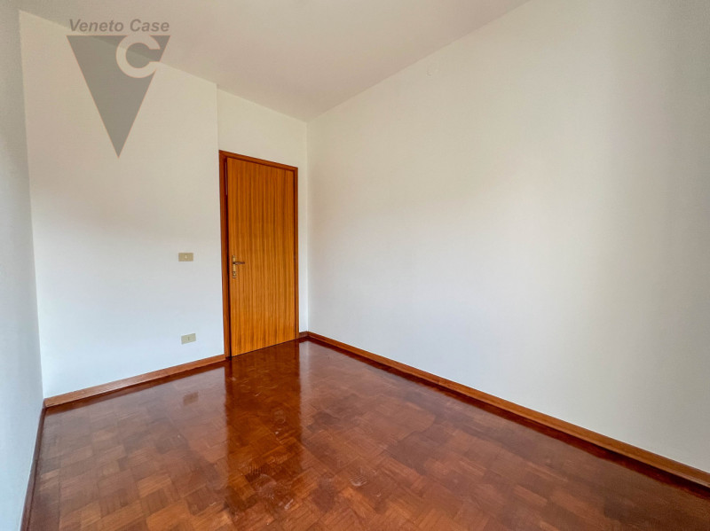 Proponiamo in vendita appartamento posto al primo di una palazzina composta da solo 8 unità. L’im...