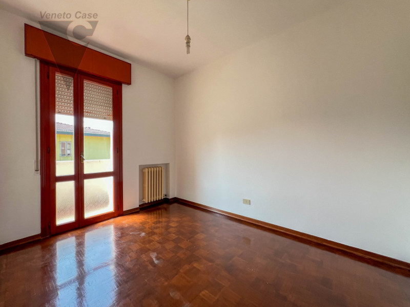 Proponiamo in vendita appartamento posto al primo di una palazzina composta da solo 8 unità. L’im...