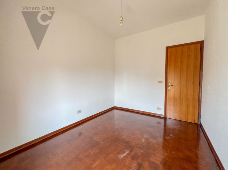Proponiamo in vendita appartamento posto al primo di una palazzina composta da solo 8 unità. L’im...