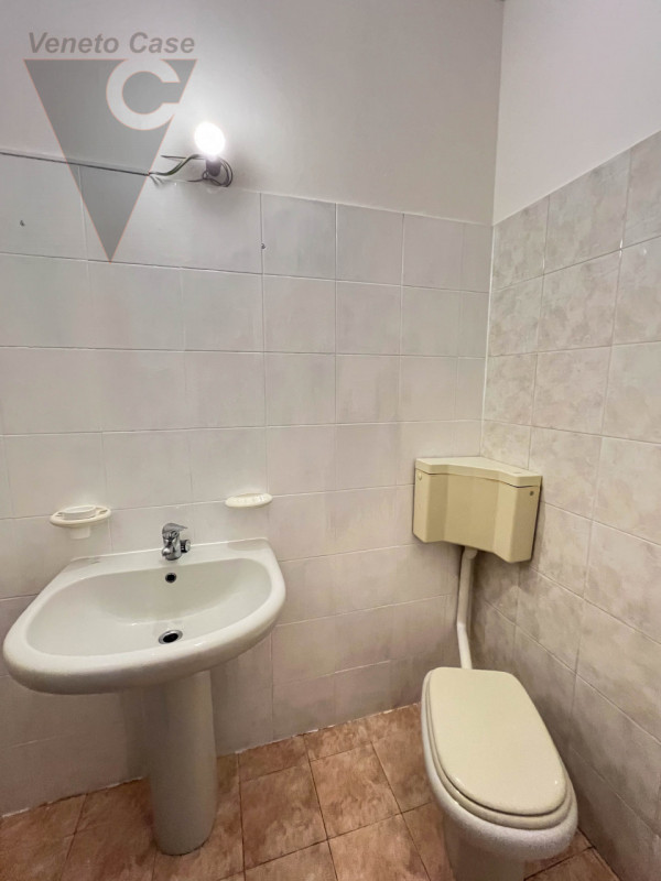 Proponiamo in vendita appartamento posto al primo di una palazzina composta da solo 8 unità. L’im...