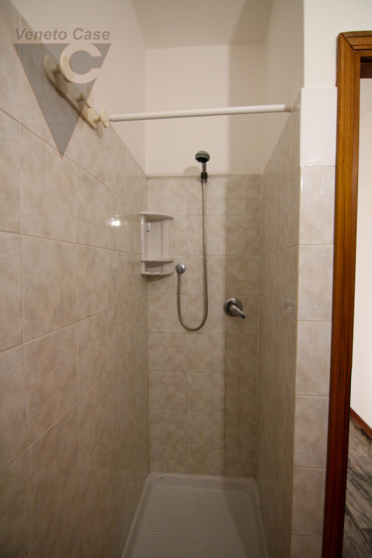 Proponiamo in vendita appartamento posto al primo di una palazzina composta da solo 8 unità. L’im...