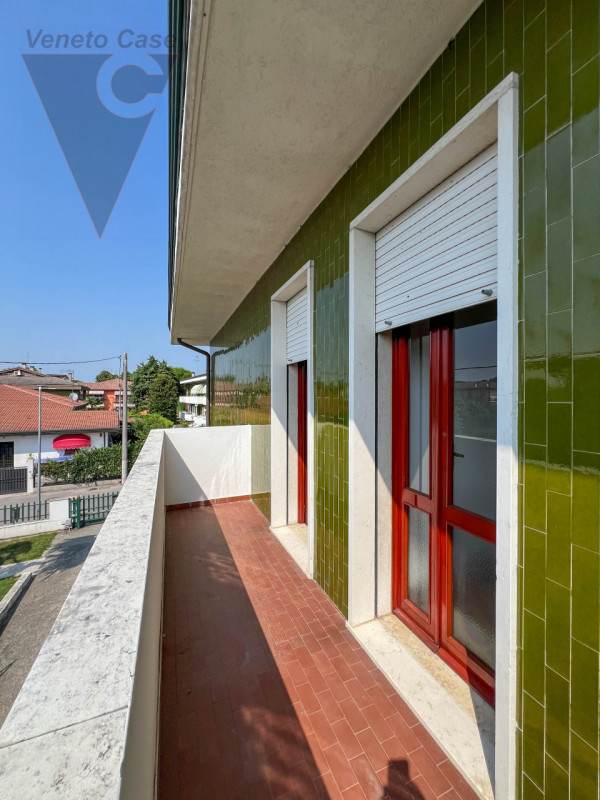 Proponiamo in vendita appartamento posto al primo di una palazzina composta da solo 8 unità. L’im...