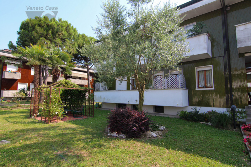 Proponiamo in vendita appartamento posto al primo di una palazzina composta da solo 8 unità. L’im...