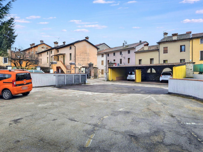 Quest’immobile viene venduto tramite asta online.
Questo lotto comprende sette posti auto scopert...