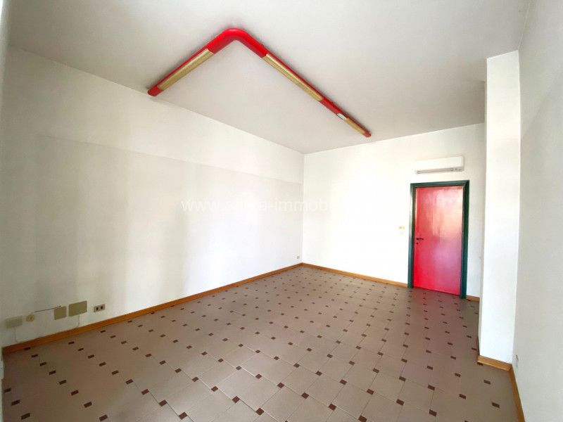 Proponiamo in vendita un negozio di 46 mq, situato al piano terra, accompagnato da un pratico rip...