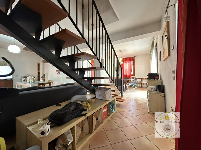 Riferimento immobile: AS101

A Carceri, impossibilità del centro cittadino, proponiamo proprietà ...