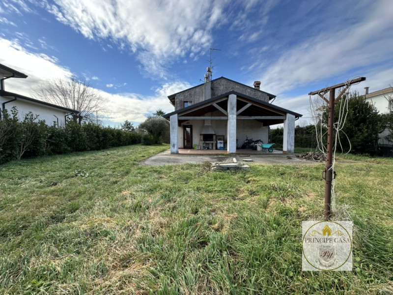 Riferimento immobile: AS101

A Carceri, impossibilità del centro cittadino, proponiamo proprietà ...