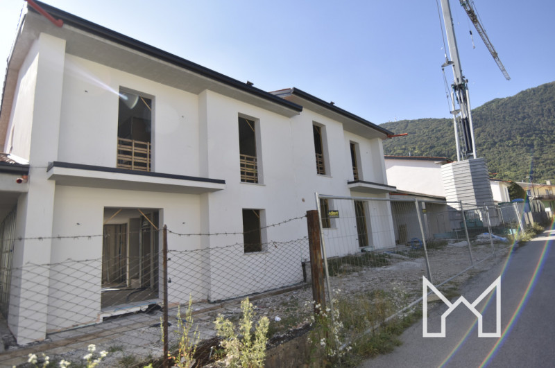 ROMANO ALTO- In zona centralissima al paese, comoda ai principali servizi pubblici proponiamo vil...