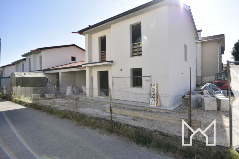 ROMANO ALTO- In zona centralissima al paese, comoda ai principali servizi pubblici proponiamo vil...