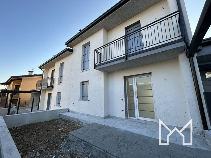 ROMANO ALTO- In zona centralissima al paese, comoda ai principali servizi pubblici proponiamo vil...