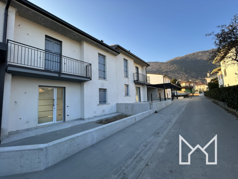 ROMANO ALTO- In zona centralissima al paese, comoda ai principali servizi pubblici proponiamo vil...