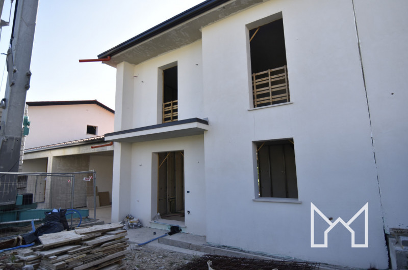 ROMANO ALTO- In zona centralissima al paese, comoda ai principali servizi pubblici proponiamo vil...