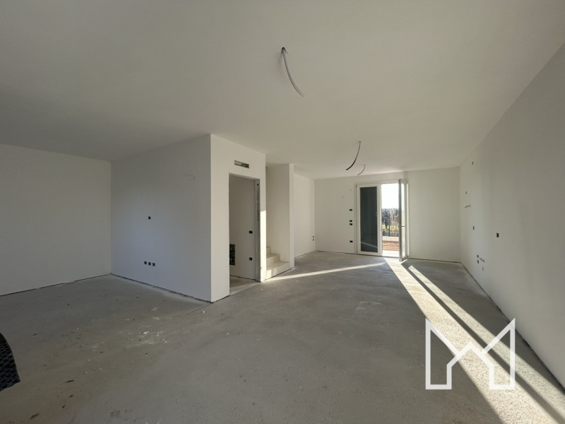 ROMANO ALTO- In zona centralissima al paese, comoda ai principali servizi pubblici proponiamo vil...