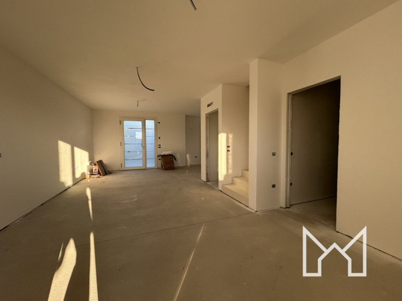 ROMANO ALTO- In zona centralissima al paese, comoda ai principali servizi pubblici proponiamo vil...