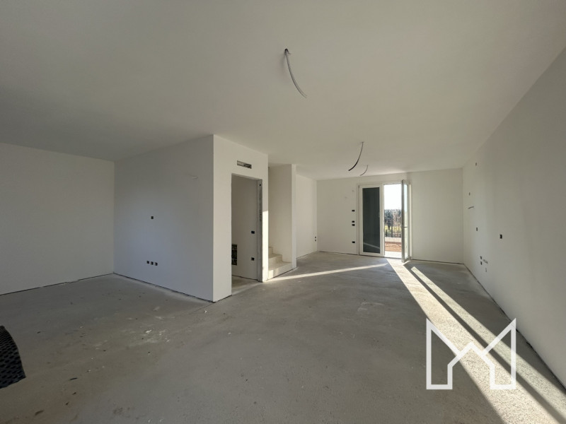 ROMANO ALTO- In zona centralissima al paese, comoda ai principali servizi pubblici proponiamo vil...