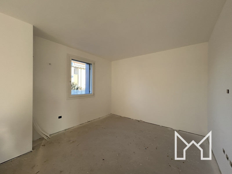 ROMANO ALTO- In zona centralissima al paese, comoda ai principali servizi pubblici proponiamo vil...