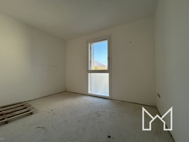 ROMANO ALTO- In zona centralissima al paese, comoda ai principali servizi pubblici proponiamo vil...