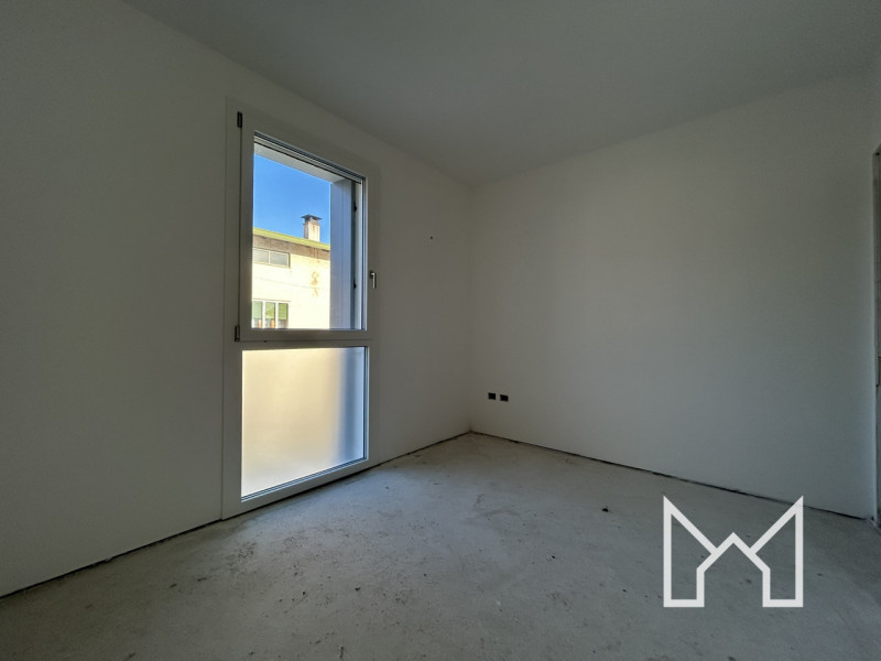 ROMANO ALTO- In zona centralissima al paese, comoda ai principali servizi pubblici proponiamo vil...