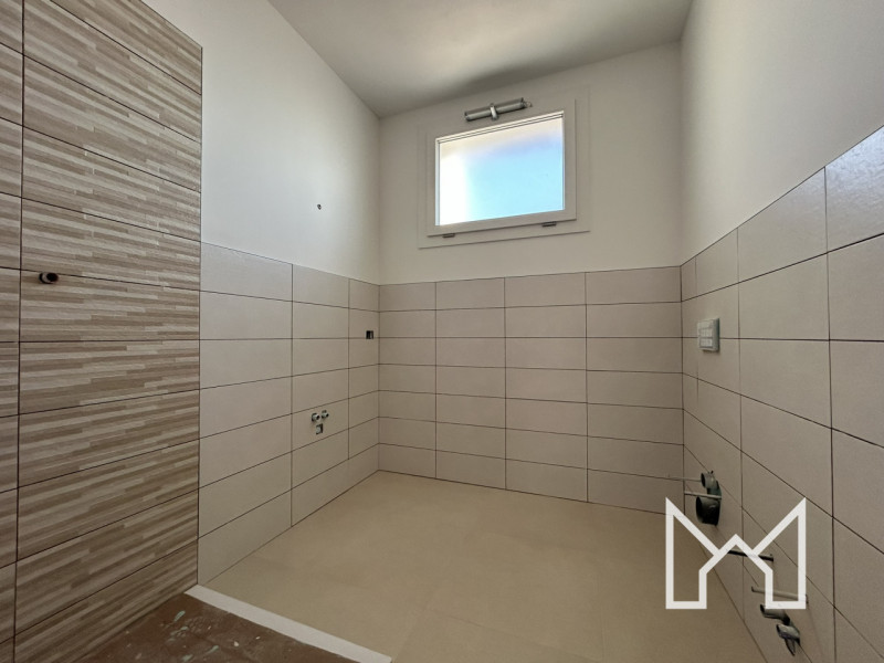 ROMANO ALTO- In zona centralissima al paese, comoda ai principali servizi pubblici proponiamo vil...