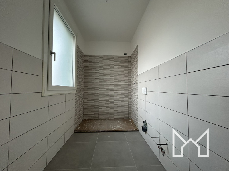 ROMANO ALTO- In zona centralissima al paese, comoda ai principali servizi pubblici proponiamo vil...