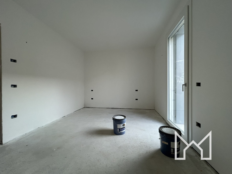 ROMANO ALTO- In zona centralissima al paese, comoda ai principali servizi pubblici proponiamo vil...