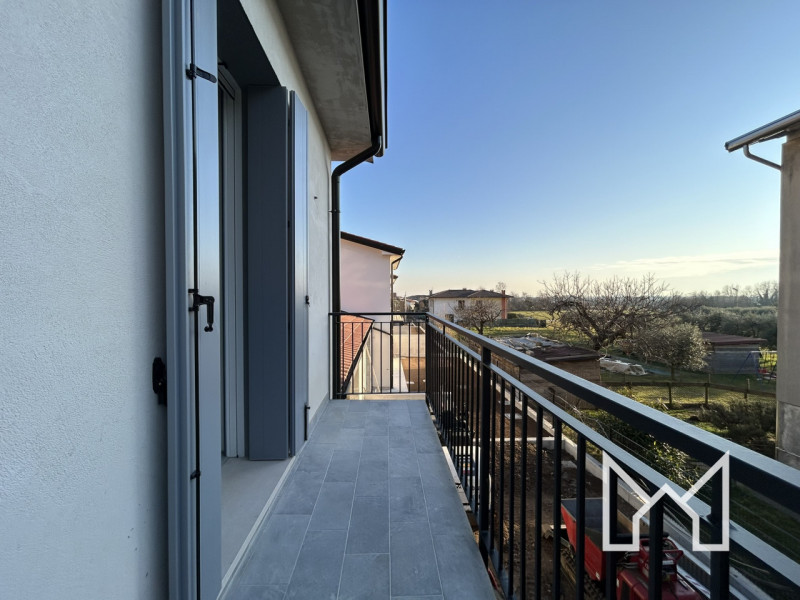 ROMANO ALTO- In zona centralissima al paese, comoda ai principali servizi pubblici proponiamo vil...