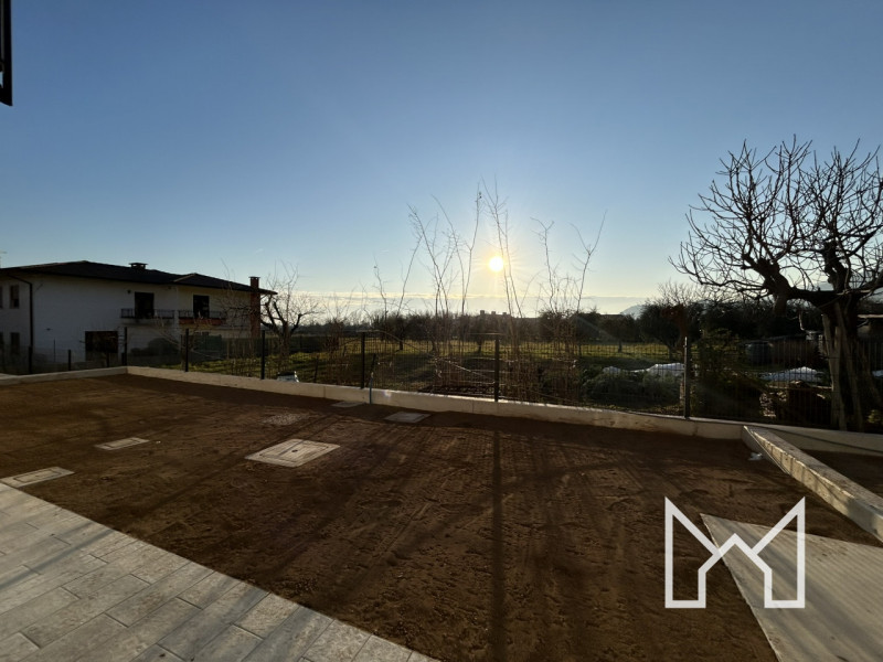 ROMANO ALTO- In zona centralissima al paese, comoda ai principali servizi pubblici proponiamo vil...