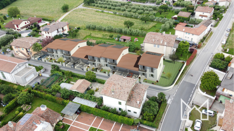 ROMANO ALTO- In zona centralissima al paese, comoda ai principali servizi pubblici proponiamo vil...