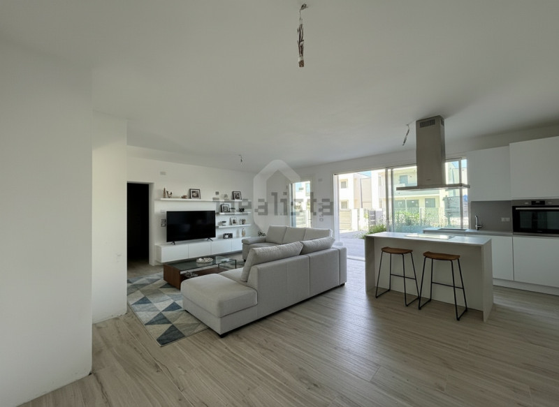 Scoprite questa straordinaria porzione centrale di trifamiliare, attualmente in costruzione e sit...