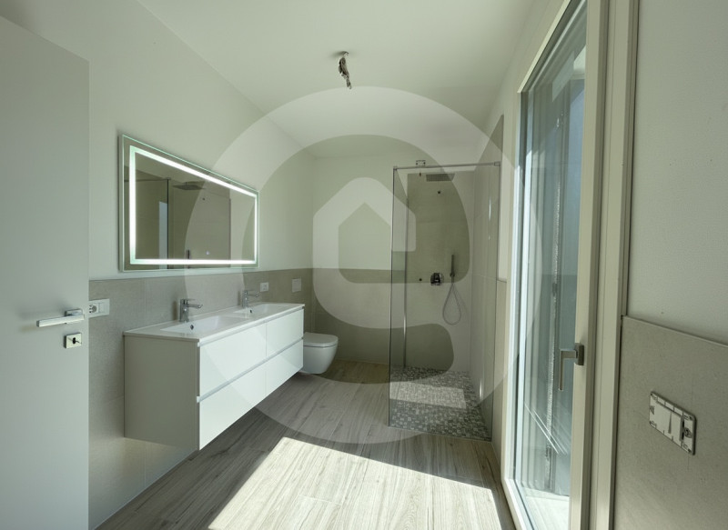 Scoprite questa straordinaria porzione centrale di trifamiliare, attualmente in costruzione e sit...