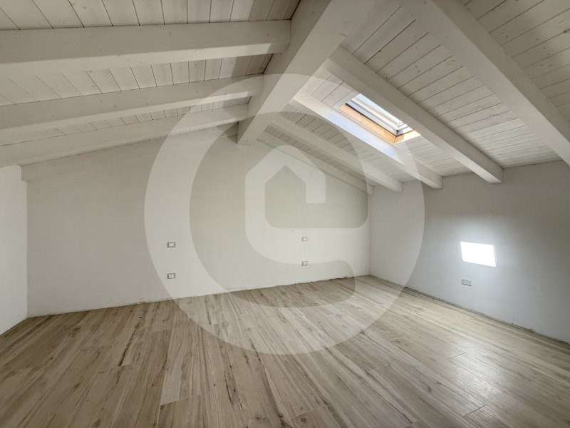 Scoprite questa straordinaria porzione centrale di trifamiliare, attualmente in costruzione e sit...