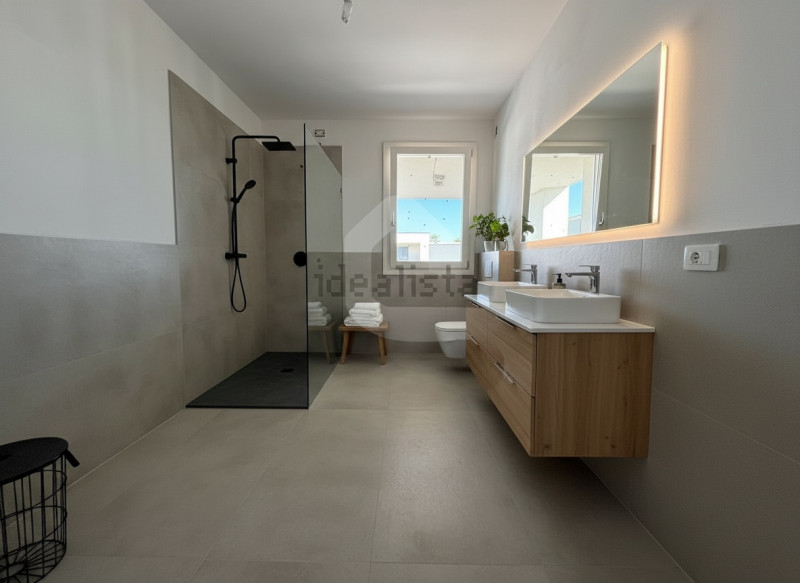 Scoprite questa straordinaria porzione centrale di trifamiliare, attualmente in costruzione e sit...