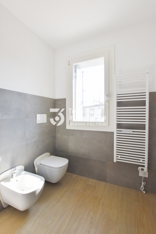 (Per INFO Feltrin ing. Gianni 3288349492) Proponiamo in vendita appartamento trilocale al piano t...