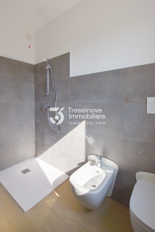 (Per INFO Feltrin ing. Gianni 3288349492) Proponiamo in vendita appartamento trilocale al piano t...